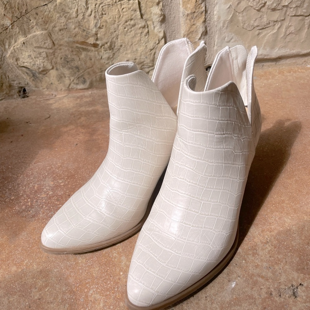 Alligator Ankle Boots Size 7 (man-made)